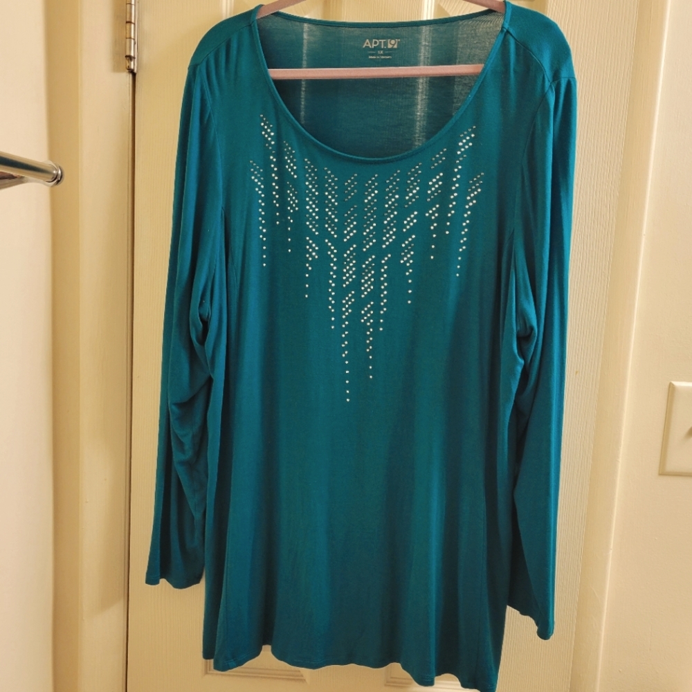 Apt. 9 Size 1X Long Sleeve Green Tunic with Silver and Gray Embellishments